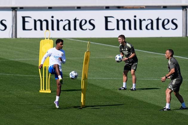September 15, 2025, Valdebebas, Madrid, Spain: Rodrygo of Real Madrid CF warms up during a training session and press conference, PK, Pressekonferenz ahead of their UEFA Champions League 2025 26 match against Olympique de Marseille at Ciudad Deportiva Real Madrid on September 15, 2025, in Valdebebas, Madrid, Spain. Valdebebas Spain - ZUMAa181 20250915_zaa_a181_013 Copyright: xDennisxAgyemanx