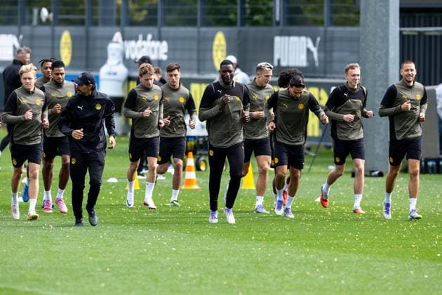 15.09.2025, Abschlusstraining zum UEFA Champions League Spiel zwischen Juventus Turin und Borussia Dortmund, v. l. Daniel Svensson (Borussia Dortmund), Almugera Kabar (Borussia Dortmund), Athletiktrainer Marcelo Martins (Borussia Dortmund), Cole Campbell (Borussia Dortmund), Aaron Anselmino (Borussia Dortmund), Serhou Guirassy (Borussia Dortmund), Nico Schlotterbeck (Borussia Dortmund), Ramy Bensebaini (Borussia Dortmund), Maximilian Beier (Borussia Dortmund), Waldemar Anton (Borussia Dortmund), Dortmund Trainingsgelände Borussia Dortmund NRW Deutschland xRHR-FOTO DEx Copyright: DennisxEwert RHR-FOTOx RHR-FOTO DE