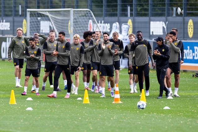 15.09.2025, Abschlusstraining zum UEFA Champions League Spiel zwischen Juventus Turin und Borussia Dortmund, v. l. Julian Brandt (Borussia Dortmund), Yan Couto (Borussia Dortmund), Marcel Sabitzer (Borussia Dortmund), Julian Ryerson (Borussia Dortmund), Felix Nmecha (Borussia Dortmund), Daniel Svensson (Borussia Dortmund), Karim Adeyemi (Borussia Dortmund), Nico Schlotterbeck (Borussia Dortmund), Ramy Bensebaini (Borussia Dortmund), Maximilian Beier (Borussia Dortmund), Cole Campbell (Borussia Dortmund), Serhou Guirassy (Borussia Dortmund), Athletiktrainer Marcelo Martins (Borussia Dortmund), Jobe Bellingham (Borussia Dortmund), Dortmund Trainingsgelände Borussia Dortmund NRW Deutschland xRHR-FOTO DEx Copyright: DennisxEwert RHR-FOTOx RHR-FOTO DE