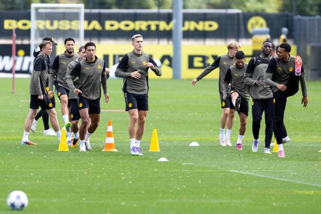15.09.2025, Abschlusstraining zum UEFA Champions League Spiel zwischen Juventus Turin und Borussia Dortmund, v. l. Maximilian Beier (Borussia Dortmund), Ramy Bensebaini (Borussia Dortmund), Marcel Sabitzer (Borussia Dortmund), Jobe Bellingham (Borussia Dortmund), Nico Schlotterbeck (Borussia Dortmund), Yan Couto (Borussia Dortmund), Serhou Guirassy (Borussia Dortmund), Felix Nmecha (Borussia Dortmund), Dortmund Trainingsgelände Borussia Dortmund NRW Deutschland xRHR-FOTO DEx Copyright: DennisxEwert RHR-FOTOx RHR-FOTO DE