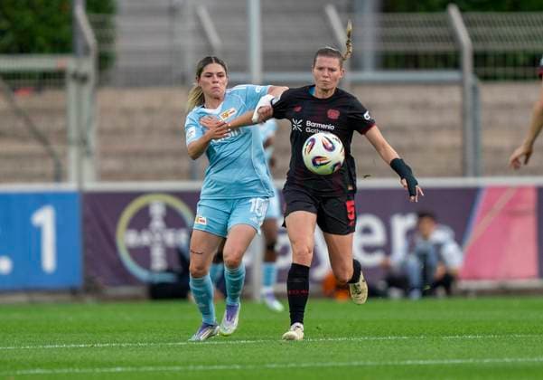 Zweikampf zwischen: Eileen Campbell (1. FC Union Berlin, 10) und Claudia Wenger (Bayer 04 Leverkusen, 5) 15.09.2025, Bayer Leverkusen - 1. FC Union Berlin, Fussball, Google Pixel Frauen-Bundesliga, GER, Leverkusen, Ulrich Haberland Stadion, Saison 25 26, 2. Spieltag DFL regulations prohibit any use of photographs as image sequences and or quasi-video. Copyright: HMBxMedia xMarcoxBader
