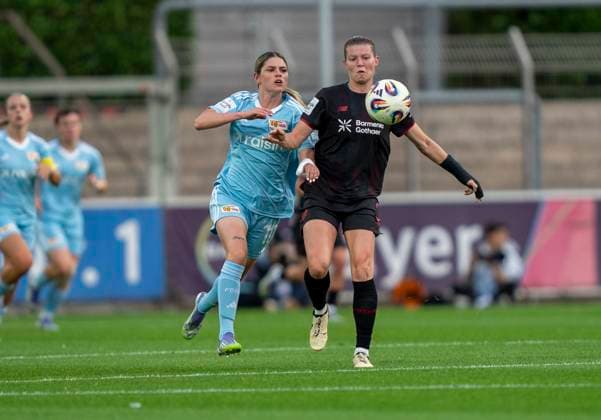 Zweikampf zwischen: Eileen Campbell (1. FC Union Berlin, 10) und Claudia Wenger (Bayer 04 Leverkusen, 5) 15.09.2025, Bayer Leverkusen - 1. FC Union Berlin, Fussball, Google Pixel Frauen-Bundesliga, GER, Leverkusen, Ulrich Haberland Stadion, Saison 25 26, 2. Spieltag DFL regulations prohibit any use of photographs as image sequences and or quasi-video. Copyright: HMBxMedia xMarcoxBader