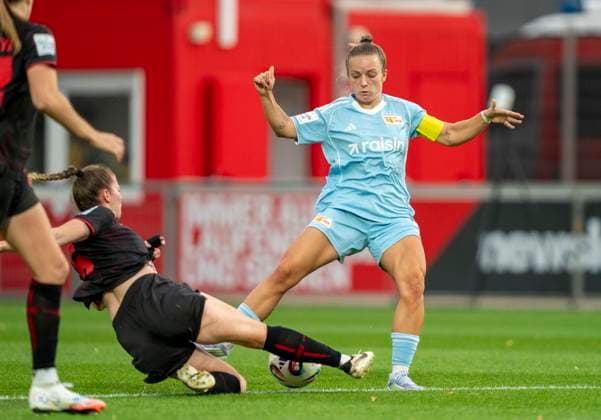 Lisa Heiseler (1. FC Union Berlin, 7) im Zweikampf mit Claudia Wenger (Bayer 04 Leverkusen, 5) 15.09.2025, Bayer Leverkusen - 1. FC Union Berlin, Fussball, Google Pixel Frauen-Bundesliga, GER, Leverkusen, Ulrich Haberland Stadion, Saison 25 26, 2. Spieltag DFL regulations prohibit any use of photographs as image sequences and or quasi-video. Copyright: HMBxMedia xMarcoxBader
