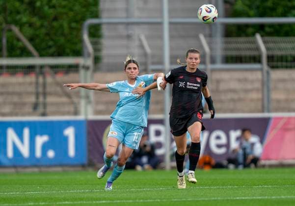 Zweikampf zwischen: Eileen Campbell (1. FC Union Berlin, 10) und Claudia Wenger (Bayer 04 Leverkusen, 5) 15.09.2025, Bayer Leverkusen - 1. FC Union Berlin, Fussball, Google Pixel Frauen-Bundesliga, GER, Leverkusen, Ulrich Haberland Stadion, Saison 25 26, 2. Spieltag DFL regulations prohibit any use of photographs as image sequences and or quasi-video. Copyright: HMBxMedia xMarcoxBader
