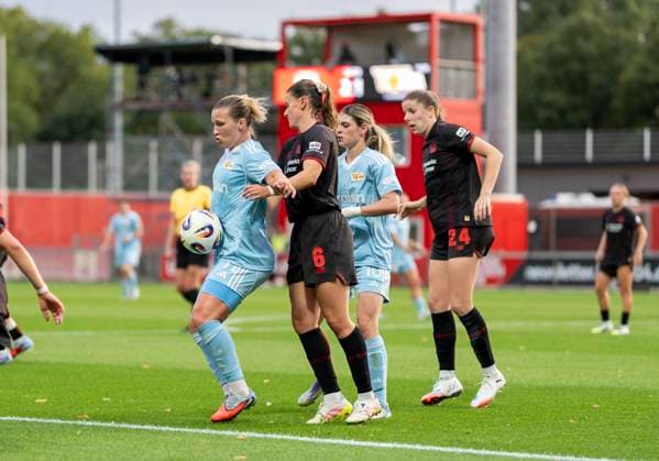 Zweikampf zwischen: Dina Orschmann (1. FC Union Berlin, 11) und Katharina Piljic (Bayer 04 Leverkusen, 6) 15.09.2025, Bayer Leverkusen - 1. FC Union Berlin, Fussball, Google Pixel Frauen-Bundesliga, GER, Leverkusen, Ulrich Haberland Stadion, Saison 25 26, 2. Spieltag DFL regulations prohibit any use of photographs as image sequences and or quasi-video. Copyright: HMBxMedia xMarcoxBader
