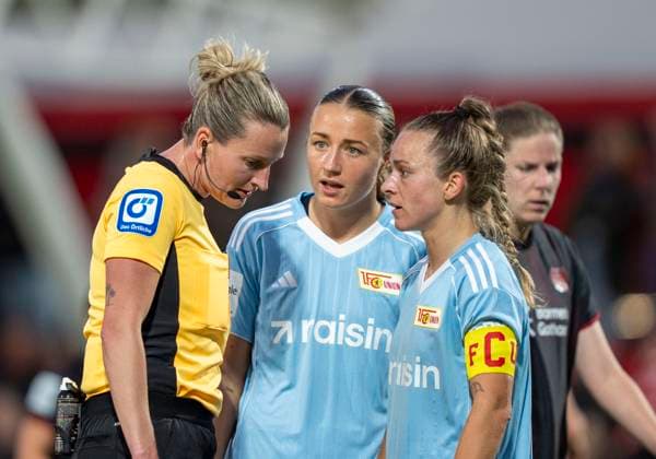 Lisa Heiseler (1. FC Union Berlin, 7) und Eileen Campbell (1. FC Union Berlin, 10) diskutieren mit Anna-Lena Heidenreich (Schiedsrichterin) und fordern einen Strafstoss. 15.09.2025, Bayer Leverkusen - 1. FC Union Berlin, Fussball, Google Pixel Frauen-Bundesliga, GER, Leverkusen, Ulrich Haberland Stadion, Saison 25 26, 2. Spieltag DFL regulations prohibit any use of photographs as image sequences and or quasi-video. Copyright: HMBxMedia xMarcoxBader
