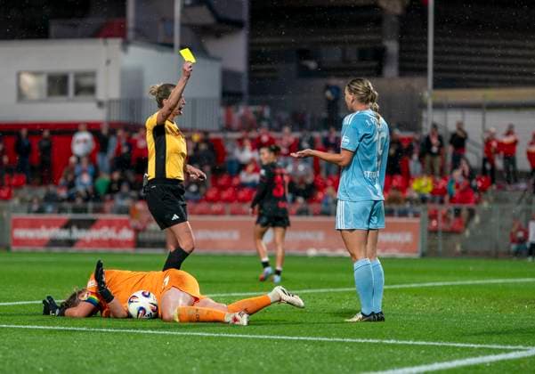 Gelbe Karte von Anna-Lena Heidenreich (Schiedsrichterin) für Samantha Steuerwald (1. FC Union Berlin, 19) nach einem Foul an Friederike Repohl (Bayer 04 Leverkusen, 27) 15.09.2025, Bayer Leverkusen - 1. FC Union Berlin, Fussball, Google Pixel Frauen-Bundesliga, GER, Leverkusen, Ulrich Haberland Stadion, Saison 25 26, 2. Spieltag DFL regulations prohibit any use of photographs as image sequences and or quasi-video. Copyright: HMBxMedia xMarcoxBader