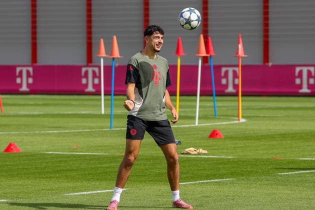 Aleksandar Pavlovic (FC Bayern Muenchen, 45) mit Ball, GER, Abschlusstraining, FC Bayern Muenchen, Fussball, UEFA Champions League, Liga-Phase, 1. Spieltag, Saison 2025 2026, 16.09.2025, GER, Abschlusstraining, FC Bayern Muenchen, Fussball, UEFA Champions League, Liga-Phase, 1. Spieltag, Saison 2025 2026, 16.09.2025 Muenchen Copyright: xEibner-Pressefoto JennixMaulx EP_JML