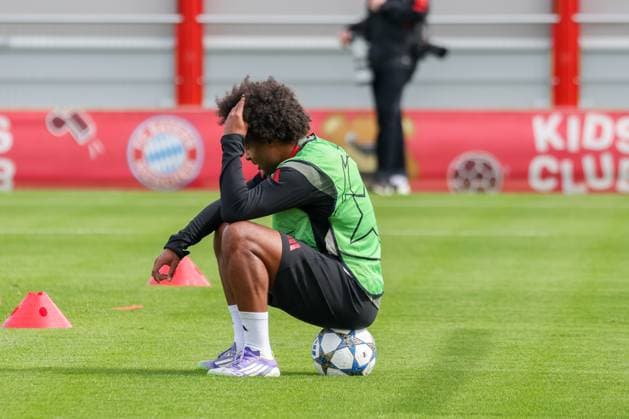 Serge Gnabry (FC Bayern Muenchen, 07) sitzt auf einem Fussball, GER, Abschlusstraining, FC Bayern Muenchen, Fussball, UEFA Champions League, Liga-Phase, 1. Spieltag, Saison 2025 2026, 16.09.2025, GER, Abschlusstraining, FC Bayern Muenchen, Fussball, UEFA Champions League, Liga-Phase, 1. Spieltag, Saison 2025 2026, 16.09.2025 Muenchen Copyright: xEibner-Pressefoto JennixMaulx EP_JML