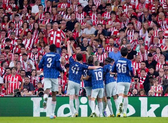 Gabriel Martinelli of Arsenal (hidden) celebrates with teammates after scoring their side s first goal of the game Athletic Bilbao v Arsenal, UEFA Champions League, Group Stage, Football, Estadio de San Mames, Bilbao, Spain - 16 Sep 2025Bilbao Estadio de San Mames Spain EDITORIAL USE ONLY No use with unauthorised audio, video, data, fixture lists, club league logos or live services. Online in-match use limited to 120 images, no video emulation. No use in betting, games or single club league player publications. Copyright: xSergioxRuiz Shutterstockx 15481341cu