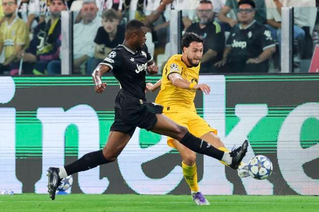 Pierre Kalulu (Juventus FC) und Ramy Bensebaini (Borussia Dortmund) kaempfen um den Ball, UEFA Champions League 2025 26 League Phase MD1, Juventus v Borussia Dortmund, Juventus Stadium am 16. September 2025 in Turin, Italien. (Foto von Marco Steinbrenner DeFodi Images) Pierre Kalulu (Juventus FC) und Ramy Bensebaini (Borussia Dortmund) battle for the ball, UEFA Champions League 2025 26 League Phase MD1, Juventus v Borussia Dortmund, Juventus Stadium, September 16, 2025 in Turin, Italy. (Photo by Marco Steinbrenner DeFodi Images)