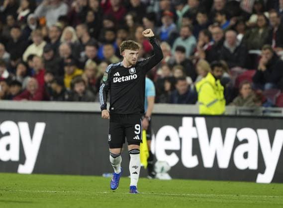 Harvey Elliott of Aston Villa celebrates scoring the opening goal Brentford v Aston Villa, EFL Carabao Cup, Third Round, Football, Gtech Community Stadium, London, UK - 16 Sep 2025London Gtech Community Stadium United Kingdom EDITORIAL USE ONLY No use with unauthorised audio, video, data, fixture lists, club league logos or live services. Online in-match use limited to 120 images, no video emulation. No use in betting, games or single club league player publications. Copyright: xJedxLeicester Shutterstockx 15481347ag