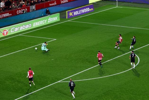 Harvey Elliott of Aston Villa (9) scores the opening goal past Hakon Rafn Valdimarsson (GK) of Brentford who can only deflect the ball into the net Brentford v Aston Villa, EFL Carabao Cup, Third Round, Football, Gtech Community Stadium, London, UK - 16 Sep 2025London Gtech Community Stadium United Kingdom EDITORIAL USE ONLY No use with unauthorised audio, video, data, fixture lists, club league logos or live services. Online in-match use limited to 120 images, no video emulation. No use in betting, games or single club league player publications. Copyright: xAndrewxFosker Shutterstockx 15481346av