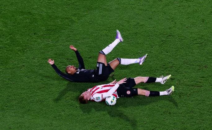 Sepp van den Berg of Brentford & Donyell Malen of Aston Villa end up prone on the floor after a challenge Brentford v Aston Villa, EFL Carabao Cup, Third Round, Football, Gtech Community Stadium, London, UK - 16 Sep 2025London Gtech Community Stadium United Kingdom EDITORIAL USE ONLY No use with unauthorised audio, video, data, fixture lists, club league logos or live services. Online in-match use limited to 120 images, no video emulation. No use in betting, games or single club league player publications. Copyright: xAndrewxFosker Shutterstockx 15481346bf