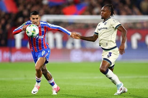 Daniel Munoz of Crystal Palace under pressure from Zak Sturge of Millwall Crystal Palace v Millwall, EFL Carabao Cup, Third Round, Football, Selhurst Park, London, UK - 16 Sep 2025London Selhurst Park United Kingdom EDITORIAL USE ONLY No use with unauthorised audio, video, data, fixture lists, club league logos or live services. Online in-match use limited to 120 images, no video emulation. No use in betting, games or single club league player publications. Copyright: xSimonxDael Shutterstockx 15481348ad