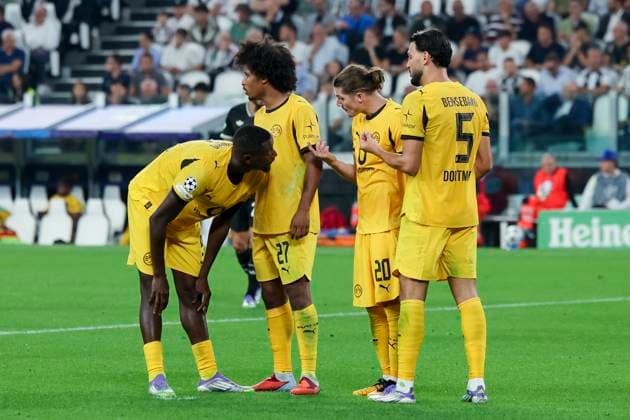 Serhou Guirassy (Borussia Dortmund), Karim Adeyemi (Borussia Dortmund), Marcel Sabitzer (Borussia Dortmund) und Ramy Bensebaini (Borussia Dortmund) diskutieren vor der Ausfuehrung des Handelfmeters, UEFA Champions League 2025 26 League Phase MD1, Juventus v Borussia Dortmund, Juventus Stadium am 16. September 2025 in Turin, Italien. (Foto von Marco Steinbrenner DeFodi Images) Serhou Guirassy (Borussia Dortmund), Karim Adeyemi (Borussia Dortmund), Marcel Sabitzer (Borussia Dortmund) und Ramy Bensebaini (Borussia Dortmund) discuss before taking the penalty kick, UEFA Champions League 2025 26 League Phase MD1, Juventus v Borussia Dortmund, Juventus Stadium, September 16, 2025 in Turin, Italy. (Photo by Marco Steinbrenner DeFodi Images)