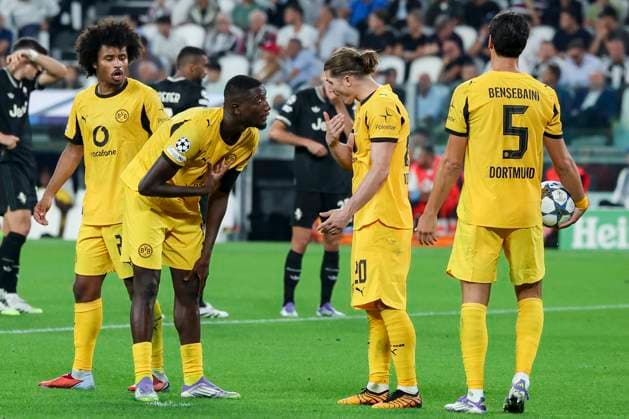 Serhou Guirassy (Borussia Dortmund), Karim Adeyemi (Borussia Dortmund), Marcel Sabitzer (Borussia Dortmund) und Ramy Bensebaini (Borussia Dortmund) diskutieren vor der Ausfuehrung des Handelfmeters, UEFA Champions League 2025 26 League Phase MD1, Juventus v Borussia Dortmund, Juventus Stadium am 16. September 2025 in Turin, Italien. (Foto von Marco Steinbrenner DeFodi Images) Serhou Guirassy (Borussia Dortmund), Karim Adeyemi (Borussia Dortmund), Marcel Sabitzer (Borussia Dortmund) und Ramy Bensebaini (Borussia Dortmund) discuss before taking the penalty kick, UEFA Champions League 2025 26 League Phase MD1, Juventus v Borussia Dortmund, Juventus Stadium, September 16, 2025 in Turin, Italy. (Photo by Marco Steinbrenner DeFodi Images)