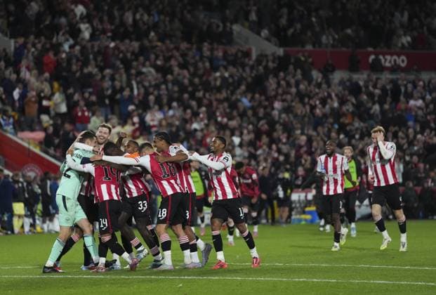 The Brentford team celebrate with penalty shootout hero Brentford goalkeeper Hakon Valdimarsson Brentford v Aston Villa, EFL Carabao Cup, Third Round, Football, Gtech Community Stadium, London, UK - 16 Sep 2025London Gtech Community Stadium United Kingdom EDITORIAL USE ONLY No use with unauthorised audio, video, data, fixture lists, club league logos or live services. Online in-match use limited to 120 images, no video emulation. No use in betting, games or single club league player publications. Copyright: xJedxLeicester Shutterstockx 15481347ai