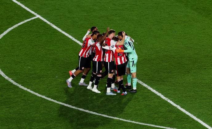 Hakon Rafn Valdimarsson (GK) of Brentford saved two penalties to help win the penalty shoot out and is mobbed by his team mates as they celebrate victory and Carabao Cup progress Brentford v Aston Villa, EFL Carabao Cup, Third Round, Football, Gtech Community Stadium, London, UK - 16 Sep 2025London Gtech Community Stadium United Kingdom EDITORIAL USE ONLY No use with unauthorised audio, video, data, fixture lists, club league logos or live services. Online in-match use limited to 120 images, no video emulation. No use in betting, games or single club league player publications. Copyright: xAndrewxFosker Shutterstockx 15481346bt