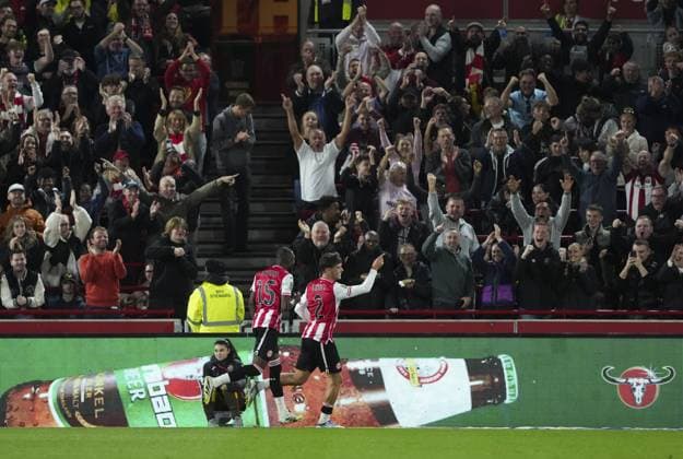 Aaron Hickey of Brentford celebrates scoring the equalising goal in front of the home fans Brentford v Aston Villa, EFL Carabao Cup, Third Round, Football, Gtech Community Stadium, London, UK - 16 Sep 2025London Gtech Community Stadium United Kingdom EDITORIAL USE ONLY No use with unauthorised audio, video, data, fixture lists, club league logos or live services. Online in-match use limited to 120 images, no video emulation. No use in betting, games or single club league player publications. Copyright: xJedxLeicester Shutterstockx 15481347ax