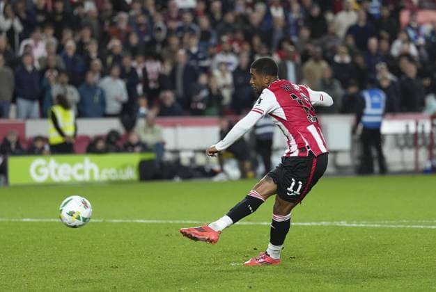 Reiss Nelson of Brentford scores his penalty during the shootout Brentford v Aston Villa, EFL Carabao Cup, Third Round, Football, Gtech Community Stadium, London, UK - 16 Sep 2025London Gtech Community Stadium United Kingdom EDITORIAL USE ONLY No use with unauthorised audio, video, data, fixture lists, club league logos or live services. Online in-match use limited to 120 images, no video emulation. No use in betting, games or single club league player publications. Copyright: xJedxLeicester Shutterstockx 15481347bd