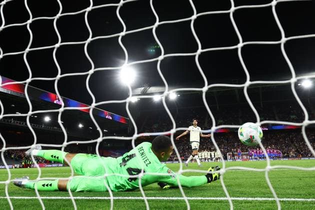Walter Benitez of Crystal Palace saves the penalty of Tristan Crama of Millwall during the penalty shootout Crystal Palace v Millwall, EFL Carabao Cup, Third Round, Football, Selhurst Park, London, UK - 16 Sep 2025London Selhurst Park United Kingdom EDITORIAL USE ONLY No use with unauthorised audio, video, data, fixture lists, club league logos or live services. Online in-match use limited to 120 images, no video emulation. No use in betting, games or single club league player publications. Copyright: xSimonxDael Shutterstockx 15481348bd
