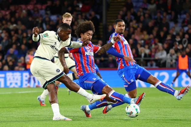 Aidomo Emakhu of Millwall with a shot on goal under pressure from Chris Richards of Crystal Palace Crystal Palace v Millwall, EFL Carabao Cup, Third Round, Football, Selhurst Park, London, UK - 16 Sep 2025London Selhurst Park United Kingdom EDITORIAL USE ONLY No use with unauthorised audio, video, data, fixture lists, club league logos or live services. Online in-match use limited to 120 images, no video emulation. No use in betting, games or single club league player publications. Copyright: xSimonxDael Shutterstockx 15481348bb