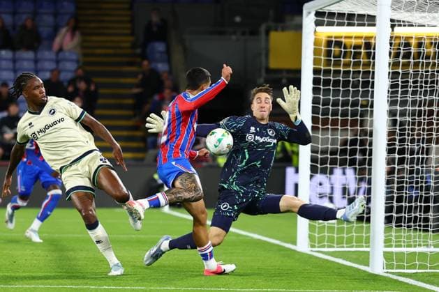 Daniel Munoz of Crystal Palace heads straight at Steven Benda of Millwall from close range Crystal Palace v Millwall, EFL Carabao Cup, Third Round, Football, Selhurst Park, London, UK - 16 Sep 2025London Selhurst Park United Kingdom EDITORIAL USE ONLY No use with unauthorised audio, video, data, fixture lists, club league logos or live services. Online in-match use limited to 120 images, no video emulation. No use in betting, games or single club league player publications. Copyright: xSimonxDael Shutterstockx 15481348bq