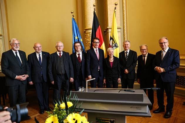Alle geehrten, v. l. Staatsminister und Minister für Kultur Rainer Robra, Max Privorozki, Dr. Rüdiger Fikentscher, Thomas Fritzsch, Prof. Dr. Winfried Kluth, Edda Ahrberg, Prof. Dr. Winfried Kluth, Gustav-Adolf Täve Schur, Dr. Reiner Haseloff, Verleihung des Verdienstorden des Landes Sachsen-Anhalt. Ministerpräsident Dr. Reiner Haseloff (CDU, Sachsen-Anhalt) hat am Mittwoch, 17. September 2025, in der Magdeburger Staatskanzlei den Verdienstorden des Landes Sachsen-Anhalt an eine Bürgerin und sechs Bürger überreichen.