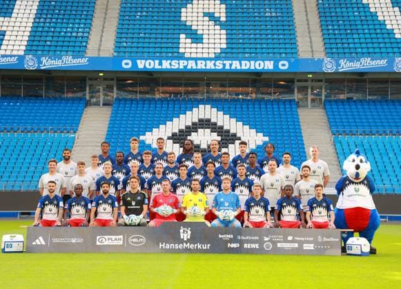 offizieller Portraittermin Verein Hamburger SV 2025 2026 Untere Reihe (sitzend): Fabio Vieira, Jean-Luc Dompà , Immanuel Pherai, Fernando Dickes, Daniel Peretz, Daniel Heuer Fernandes, Hannes Hermann, Emir Sahiti, Fabio Baldà , Giorgi Gocholeishvili Zweite Reihe von unten: Merlin Polzin, Loic Favà , Noah Katterbach, Silvan Hefti, Rayan Philippe, Nicolas Capaldo, Alexander Rossing-Lelesiit, William Mikelbrencis, Sven Höh, Basil More-Chevalier Dritte Reihe von unten: Richard Krohn, Max Bergmann, Bakery Jatta, Nicolai Remberg, Jonas Meffert, Miro Muheim, Ransford Königsdörffer, Albert Lokonga, Sebastian Capel, Jan Hasenkamp Obere Reihe: Warmed Omari, Luka Vuskovic, Robert Glatzel, Jordan Torunarigha, Yussuf Poulsen, Daniel Elfadli, Aboubaka Soumahoro 17.09.2025, Sporthalle, Hamburg, offizieller Portraittermin Verein Hamburger SV 2025 2026