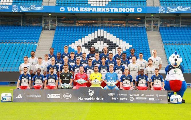 offizieller Portraittermin Verein Hamburger SV 2025 2026 Untere Reihe (sitzend): Fabio Vieira, Jean-Luc Dompà , Immanuel Pherai, Fernando Dickes, Daniel Peretz, Daniel Heuer Fernandes, Hannes Hermann, Emir Sahiti, Fabio Baldà , Giorgi Gocholeishvili Zweite Reihe von unten: Merlin Polzin, Loic Favà , Noah Katterbach, Silvan Hefti, Rayan Philippe, Nicolas Capaldo, Alexander Rossing-Lelesiit, William Mikelbrencis, Sven Höh, Basil More-Chevalier Dritte Reihe von unten: Richard Krohn, Max Bergmann, Bakery Jatta, Nicolai Remberg, Jonas Meffert, Miro Muheim, Ransford Königsdörffer, Albert Lokonga, Sebastian Capel, Jan Hasenkamp Obere Reihe: Warmed Omari, Luka Vuskovic, Robert Glatzel, Jordan Torunarigha, Yussuf Poulsen, Daniel Elfadli, Aboubaka Soumahoro 17.09.2025, Sporthalle, Hamburg, offizieller Portraittermin Verein Hamburger SV 2025 2026