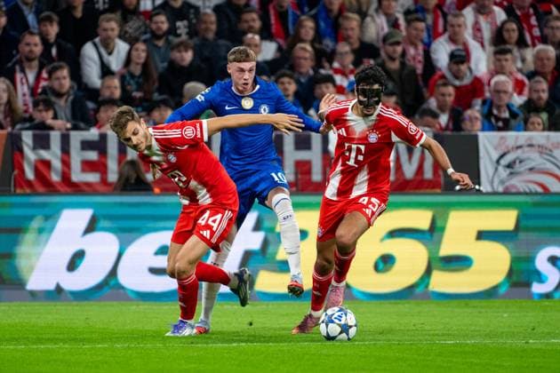 Cole Palmer (FC Chelsea, 10) im Zweikampf mit Josip Stanisic (FC Bayern Muenchen, 44), Aleksandar Pavlovic (FC Bayern Muenchen, 45), GER, FC Bayern Muenchen vs FC Chelsea FC, Fussball, UEFA Champions League, Ligaphase, 1. Spieltag, Saison 2025 2026, 17.09.2025 GER, FC Bayern Muenchen vs FC Chelsea FC, Fussball, UEFA Champions League, Ligaphase, 1. Spieltag, Spielzeit 2025 2026, 17.09.2025 Muenchen Copyright: xEibner-Pressefoto Memmlerx EP_MMR