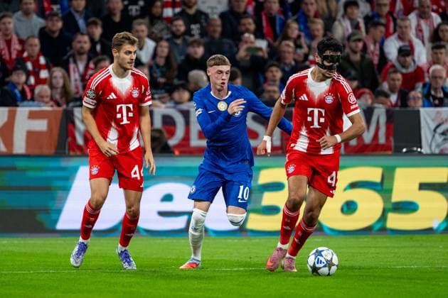 Cole Palmer (FC Chelsea, 10) im Zweikampf mit Josip Stanisic (FC Bayern Muenchen, 44), Aleksandar Pavlovic (FC Bayern Muenchen, 45), GER, FC Bayern Muenchen vs FC Chelsea FC, Fussball, UEFA Champions League, Ligaphase, 1. Spieltag, Saison 2025 2026, 17.09.2025 GER, FC Bayern Muenchen vs FC Chelsea FC, Fussball, UEFA Champions League, Ligaphase, 1. Spieltag, Spielzeit 2025 2026, 17.09.2025 Muenchen Copyright: xEibner-Pressefoto Memmlerx EP_MMR