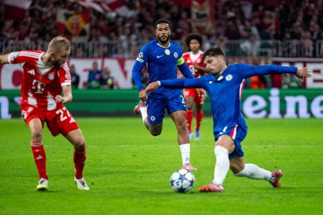 Reece James (FC Chelsea, 24) spielt den Ball zu Pedro Neto (FC Chelsea, 07), daneben Konrad Laimer (FC Bayern Muenchen, 27), GER, FC Bayern Muenchen vs FC Chelsea FC, Fussball, UEFA Champions League, Ligaphase, 1. Spieltag, Saison 2025 2026, 17.09.2025 GER, FC Bayern Muenchen vs FC Chelsea FC, Fussball, UEFA Champions League, Ligaphase, 1. Spieltag, Spielzeit 2025 2026, 17.09.2025 Muenchen Copyright: xEibner-Pressefoto Memmlerx EP_MMR