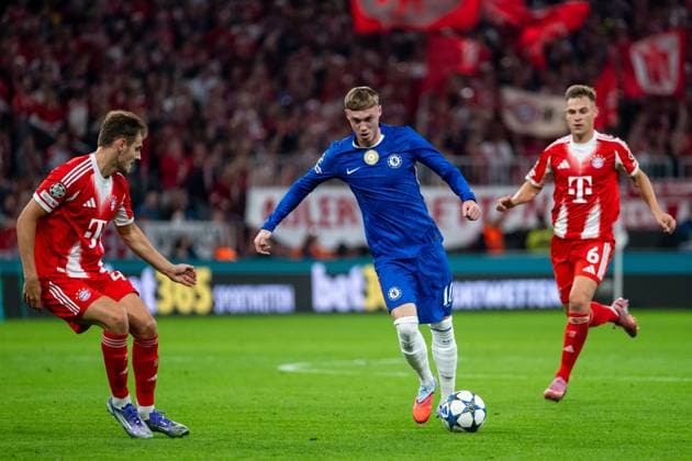 Cole Palmer (FC Chelsea, 10) am Ball, daneben Josip Stanisic (FC Bayern Muenchen, 44), Joshua Kimmich (FC Bayern Muenchen, 06), GER, FC Bayern Muenchen vs FC Chelsea FC, Fussball, UEFA Champions League, Ligaphase, 1. Spieltag, Saison 2025 2026, 17.09.2025 GER, FC Bayern Muenchen vs FC Chelsea FC, Fussball, UEFA Champions League, Ligaphase, 1. Spieltag, Spielzeit 2025 2026, 17.09.2025 Muenchen Copyright: xEibner-Pressefoto Memmlerx EP_MMR