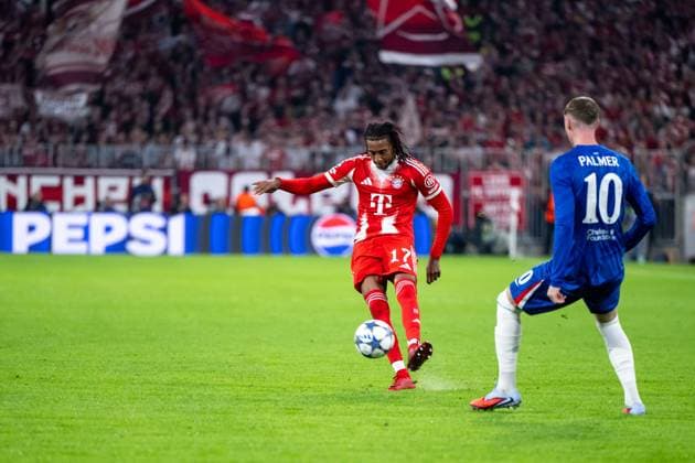 Michael Olise (FC Bayern Muenchen, 17) am Ball, davor Cole Palmer (FC Chelsea, 10), GER, FC Bayern Muenchen vs FC Chelsea FC, Fussball, UEFA Champions League, Ligaphase, 1. Spieltag, Saison 2025 2026, 17.09.2025 GER, FC Bayern Muenchen vs FC Chelsea FC, Fussball, UEFA Champions League, Ligaphase, 1. Spieltag, Spielzeit 2025 2026, 17.09.2025 Muenchen Copyright: xEibner-Pressefoto Memmlerx EP_MMR
