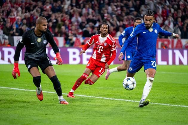 Michael Olise (FC Bayern Muenchen, 17), davor Malo Gusto (FC Chelsea, 27) am Ball, Robert Sanchez (FC Chelsea, 01), GER, FC Bayern Muenchen vs FC Chelsea FC, Fussball, UEFA Champions League, Ligaphase, 1. Spieltag, Saison 2025 2026, 17.09.2025 GER, FC Bayern Muenchen vs FC Chelsea FC, Fussball, UEFA Champions League, Ligaphase, 1. Spieltag, Spielzeit 2025 2026, 17.09.2025 Muenchen Copyright: xEibner-Pressefoto Memmlerx EP_MMR
