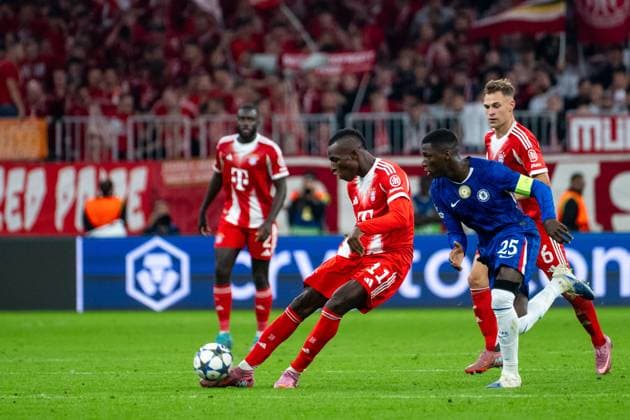 Nicolas Jackson (FC Bayern Muenchen, 11) am Ball im Zweikampf mit Moises Caicedo (FC Chelsea, 25), GER, FC Bayern Muenchen vs FC Chelsea FC, Fussball, UEFA Champions League, Ligaphase, 1. Spieltag, Saison 2025 2026, 17.09.2025 GER, FC Bayern Muenchen vs FC Chelsea FC, Fussball, UEFA Champions League, Ligaphase, 1. Spieltag, Spielzeit 2025 2026, 17.09.2025 Muenchen Copyright: xEibner-Pressefoto Memmlerx EP_MMR