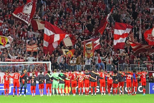 Mannschaft und Fans (FCB) bejubeln den CL-Sieg, Ultra, Ultras, Südkurve, Fanblock, Fankurve, Stimmung, Jubel, am Spielende, Schlussjubel, Fussball FC Bayern München - Chelsea FC UEFA Champions League 17.09.2025 Allianz Arena FOTO: Mladen Lackovic LakoPress