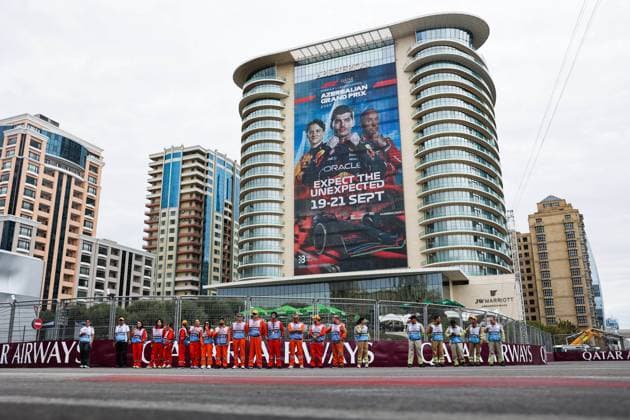 F1 - AZERBAIJAN GRAND PRIX 2025 marshall, commissaire de piste, marshal, marshalls, marshals during the 2025 Formula 1 Qatar Airways Azerbaijan Grand Prix, 17th round of the 2025 FIA Formula One World Championship, WM, Weltmeisterschaft from September 19 to 21, 2025 on the Baku City Circuit, in Baku, Azerbaijan - BakuAzerbaijan Copyright: xANTONINxVINCENTx