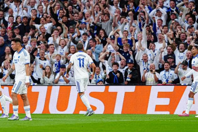 Torjubel vor den Fans nach Tor zum 1:0 Jordan Larsson (FC Kopenhagen, 11) DEN, FC Kopenhagen vs. Bayer 04 Leverkusen, Fussball, UEFA Champions League, Spieltag 1, Spielzeit 2025 2026, 18.09.2025 DEN, FC Kopenhagen vs. Bayer 04 Leverkusen, Fussball, UEFA Champions League, Spieltag 1, Spielzeit 2025 2026, 18.09.2025 Kopenhagen Copyright: xEibner-Pressefoto MarcelxvonxFehrnx EP_MFN