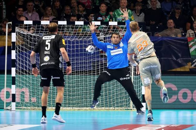 DEU, EHF Champions League, Fuechse Berlin vs. Aalborg, 18.09.2025, Max-Schmeling-Halle, Berlin, DEU, EHF Champions League, Fuechse Berlin vs. Aalborg, im Bild 7m von Buster Juul (Aalborg Handbold 23), Max Darj (Fuechse Berlin 5), Dejan Milosavljev (Fuechse Berlin 96)