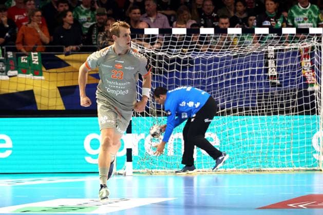 DEU, EHF Champions League, Fuechse Berlin vs. Aalborg, 18.09.2025, Max-Schmeling-Halle, Berlin, DEU, EHF Champions League, Fuechse Berlin vs. Aalborg, im Bild 7m von Buster Juul (Aalborg Handbold 23), Dejan Milosavljev (Fuechse Berlin 96)