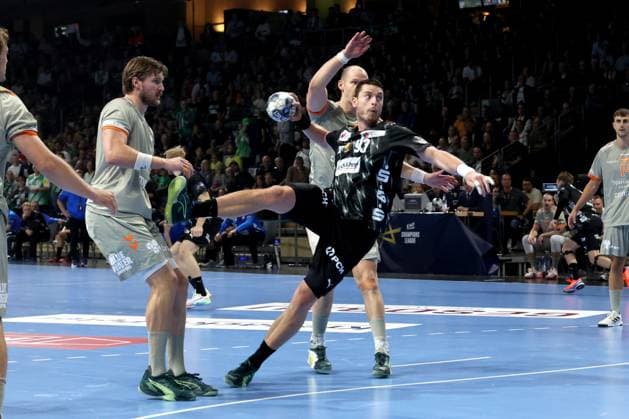 DEU, EHF Champions League, Fuechse Berlin vs. Aalborg, 18.09.2025, Max-Schmeling-Halle, Berlin, DEU, EHF Champions League, Fuechse Berlin vs. Aalborg, im Bild Dejan Milosavljev (Fuechse Berlin 96), Simon Hald (Aalborg Handbold 11), Vetle Ronningen (Aalborg Handbold 8)