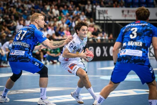 Ludvig Hallbaeck (Frisch auf! Goeppingen, 20) zwischen Jonas Truchanovicius (TVB Stuttgart, 37) und Max Haefner (TVB Stuttgart, 03), re. GER, TVB 1898 Stuttgart - Frisch Auf! Goeppingen, DAIKIN HBL, Handball, Bundesliga, 5. Spieltag, Spielzeit 2025 2026, 18.09.2025 GER, TVB 1898 Stuttgart - Frisch Auf! Goeppingen, DAIKIN HBL, Handball, Bundesliga, 5. Spieltag, Spielzeit 2025 2026, 18.09.2025 Stuttgart Copyright: xSandyxDinkelackerx EP_SDR