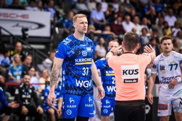 Jonas Truchanovicius (TVB Stuttgart, 37) bekommt Ansage von Schiedsrichter GER, TVB 1898 Stuttgart - Frisch Auf! Goeppingen, DAIKIN HBL, Handball, Bundesliga, 5. Spieltag, Spielzeit 2025 2026, 18.09.2025 GER, TVB 1898 Stuttgart - Frisch Auf! Goeppingen, DAIKIN HBL, Handball, Bundesliga, 5. Spieltag, Spielzeit 2025 2026, 18.09.2025 Stuttgart Copyright: xSandyxDinkelackerx EP_SDR