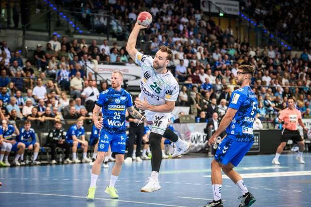 Ludvig Jurmala Astroem (Frisch auf! Goeppingen, 25) zwischen Patrick Zieker (TVB Stuttgart, 25) und Antonio Serradilla (TVB Stuttgart, 05) GER, TVB 1898 Stuttgart - Frisch Auf! Goeppingen, DAIKIN HBL, Handball, Bundesliga, 5. Spieltag, Spielzeit 2025 2026, 18.09.2025 GER, TVB 1898 Stuttgart - Frisch Auf! Goeppingen, DAIKIN HBL, Handball, Bundesliga, 5. Spieltag, Spielzeit 2025 2026, 18.09.2025 Stuttgart Copyright: xSandyxDinkelackerx EP_SDR