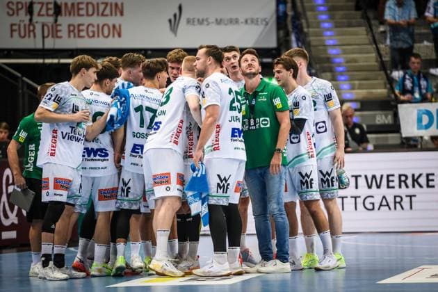 Benjamin Matschke (Frisch auf! Goeppingen, Trainer) - Auszeit, kritischer Blick zur Anzeige an der Decke der Porschearena GER, TVB 1898 Stuttgart - Frisch Auf! Goeppingen, DAIKIN HBL, Handball, Bundesliga, 5. Spieltag, Spielzeit 2025 2026, 18.09.2025 GER, TVB 1898 Stuttgart - Frisch Auf! Goeppingen, DAIKIN HBL, Handball, Bundesliga, 5. Spieltag, Spielzeit 2025 2026, 18.09.2025 Stuttgart Copyright: xSandyxDinkelackerx EP_SDR