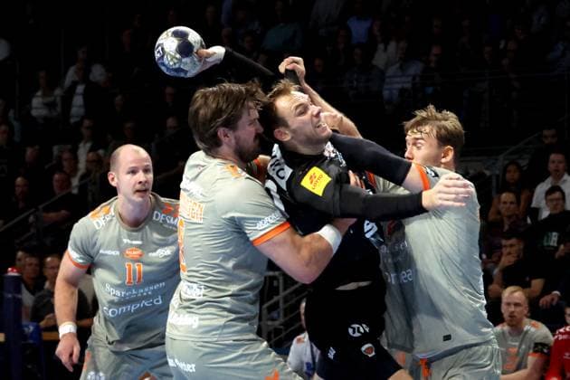 DEU, EHF Champions League, Fuechse Berlin vs. Aalborg, 18.09.2025, Max-Schmeling-Halle, Berlin, DEU, EHF Champions League, Fuechse Berlin vs. Aalborg, im Bild Mathias Gidsel (Fuechse Berlin 19), Vetle Ronningen (Aalborg Handbold 8), Thomas Sommer Arnoldsen (Aalborg Handbold 7)