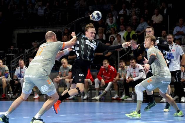 DEU, EHF Champions League, Fuechse Berlin vs. Aalborg, 18.09.2025, Max-Schmeling-Halle, Berlin, DEU, EHF Champions League, Fuechse Berlin vs. Aalborg, im Bild Tobias Grondahl (Fuechse Berlin 15), Simon Hald (Aalborg Handbold 11), Thomas Sommer Arnoldsen (Aalborg Handbold 7)